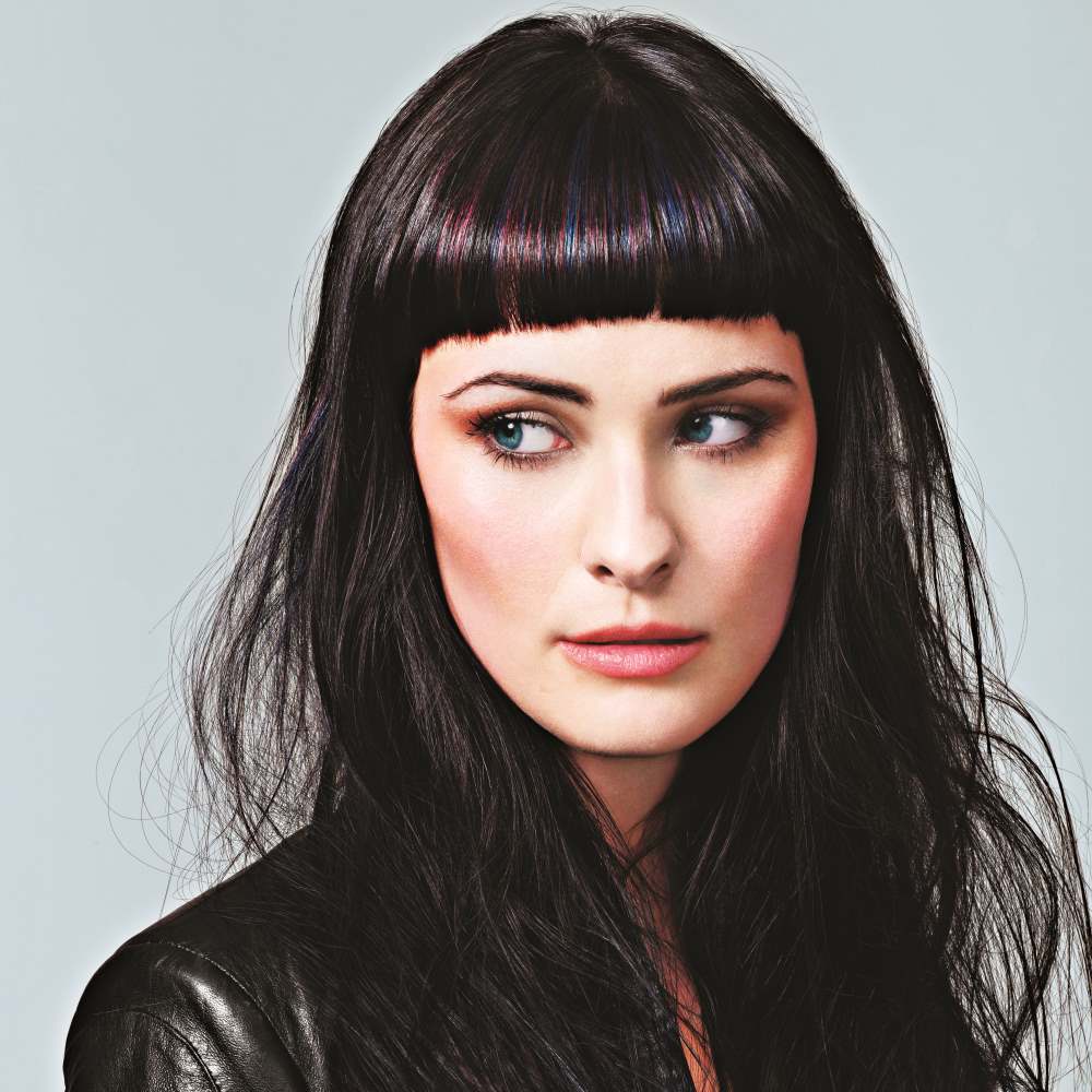 Look mit kräftigem Pony und farbigen Strähnen
